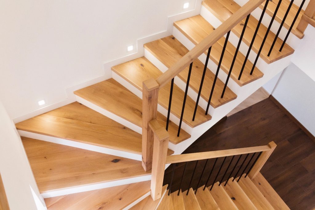 Escalier en bois sur mesure realise par Eden Habitat