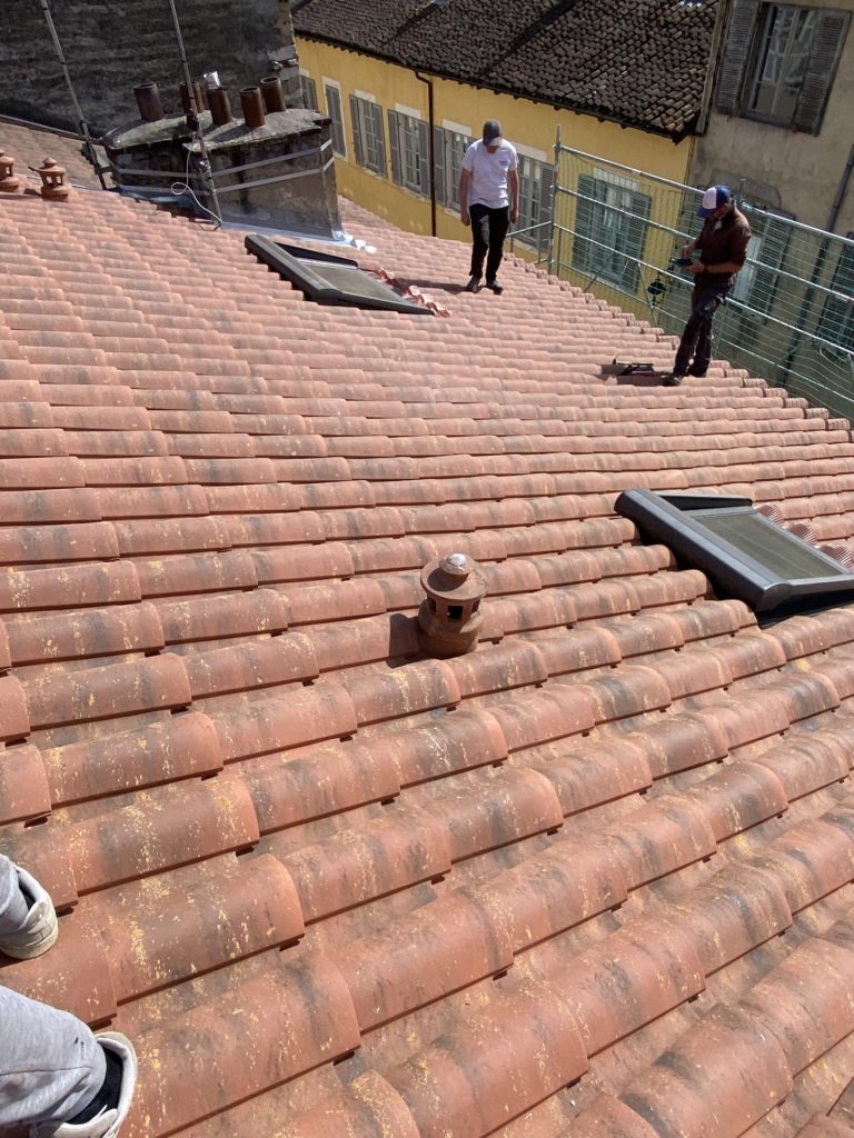 Toiture en tuiles canal avec fenêtres de toit